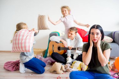 Stresli anne karışıklık görür