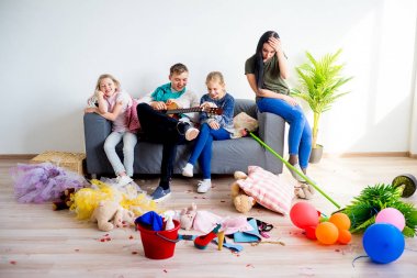 Romping çocuklarını bağırıyor anne