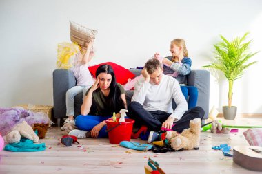 İki kız kardeş kaos oluşturma