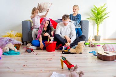 İki kız kardeş kaos oluşturma