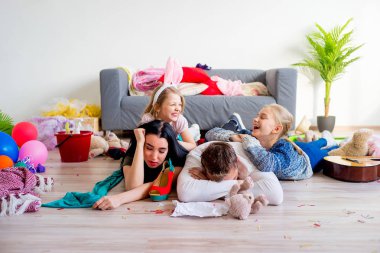 İki kız kardeş kaos oluşturma