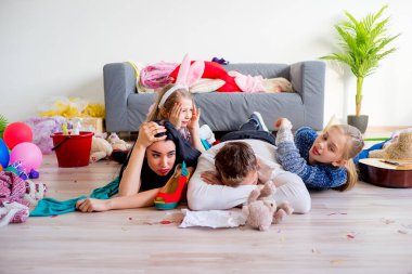 Yorgun veliler ve çocuklar romping