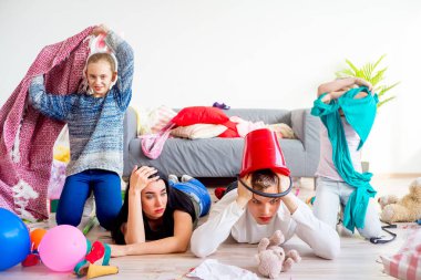 Yorgun veliler ve çocuklar romping