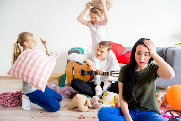 Stress moeder ziet puinhoop — Stockfoto