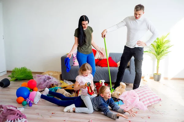 Eltern räumen auf — Stockfoto