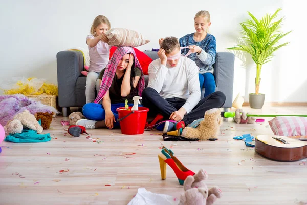 Twee zussen maken van chaos — Stockfoto