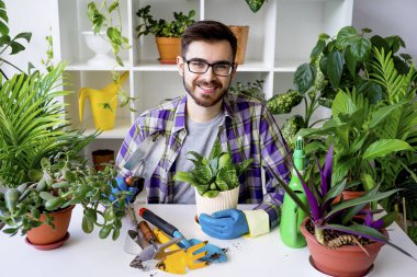 Erkek çiçekçi çalışma