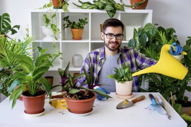 Erkek çiçekçi çalışma