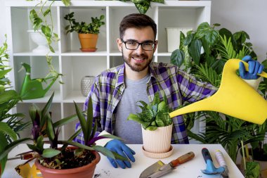 Erkek çiçekçi çalışma