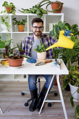 Erkek çiçekçi çalışma