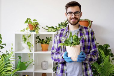 Erkek çiçekçi çalışma