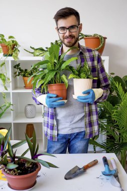 Erkek çiçekçi çalışma