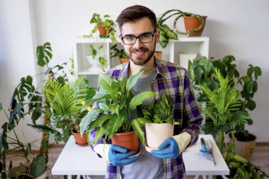 Erkek çiçekçi çalışma