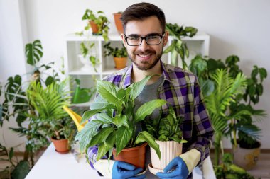 Erkek çiçekçi çalışma