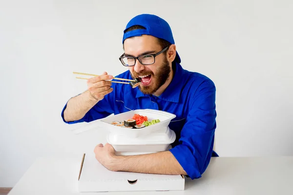 Delivery man eating sushi — Stock Photo, Image