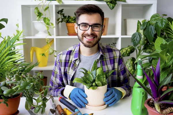 Erkek çiçekçi çalışma