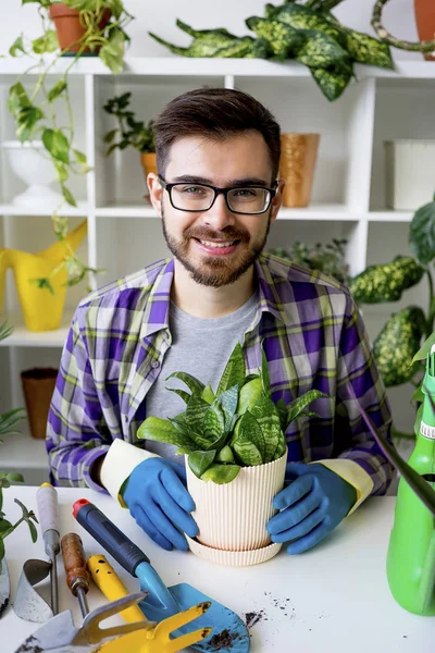 Erkek çiçekçi çalışma