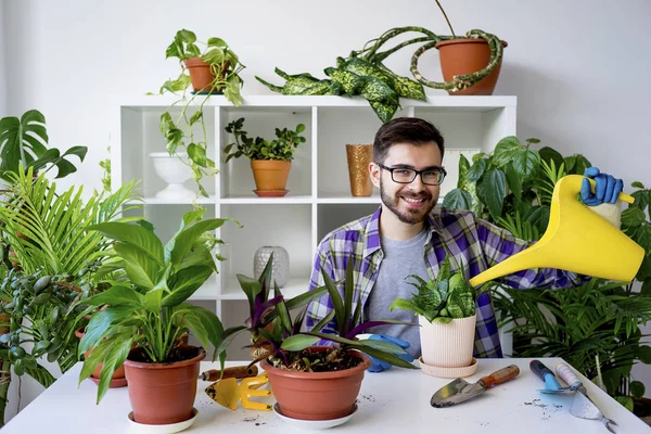 Erkek çiçekçi çalışma