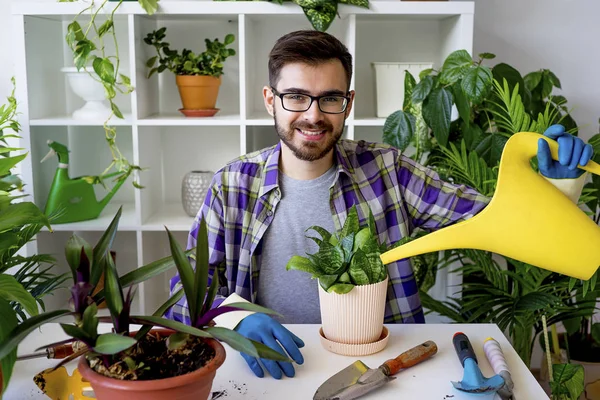 Erkek çiçekçi çalışma