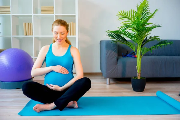 Hamile kadın yoga yapıyor. — Stok fotoğraf