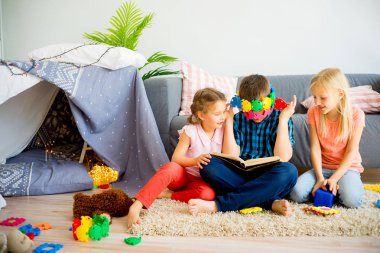 Üç kardeşler bir kitap okuma