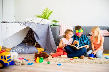 Üç kardeşler bir kitap okuma