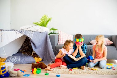 Üç kardeşler bir kitap okuma