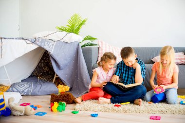 Üç kardeşler bir kitap okuma