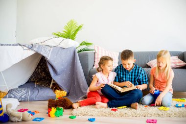 Üç kardeşler bir kitap okuma