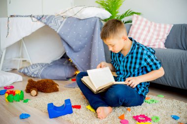 Çocuk kitap okuyor.