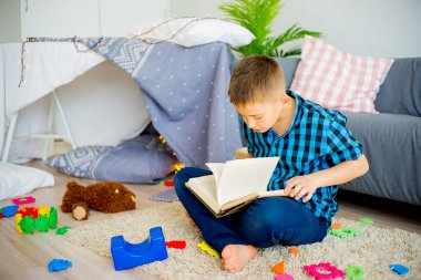 Çocuk kitap okuyor.