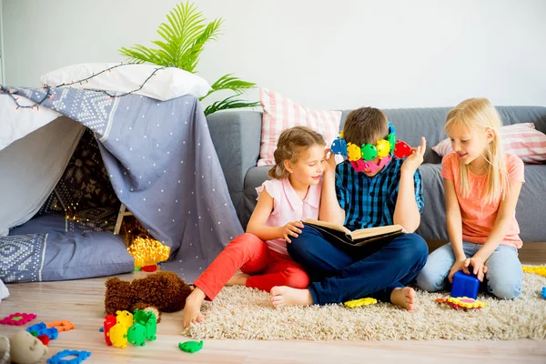 Üç kardeşler bir kitap okuma