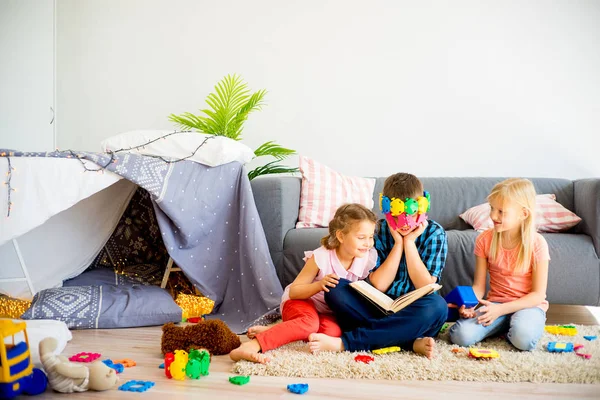 Üç kardeşler bir kitap okuma