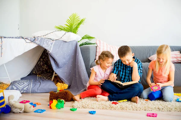 Üç kardeşler bir kitap okuma