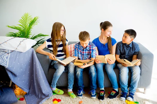 Çocuklar kitap okuyor.