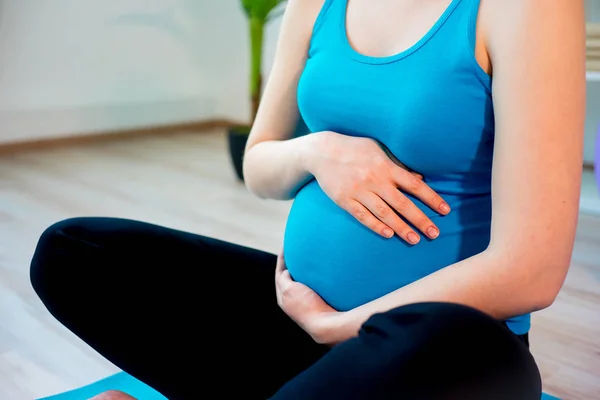 Femme enceinte faisant du yoga — Photo