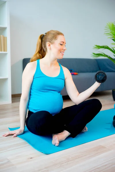 Femme enceinte faisant du yoga — Photo