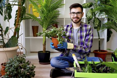 Erkek çiçekçi dükkanında