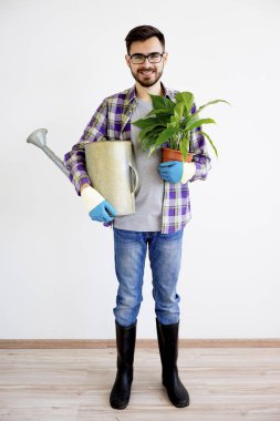 Sulama pot ile erkek bahçıvan