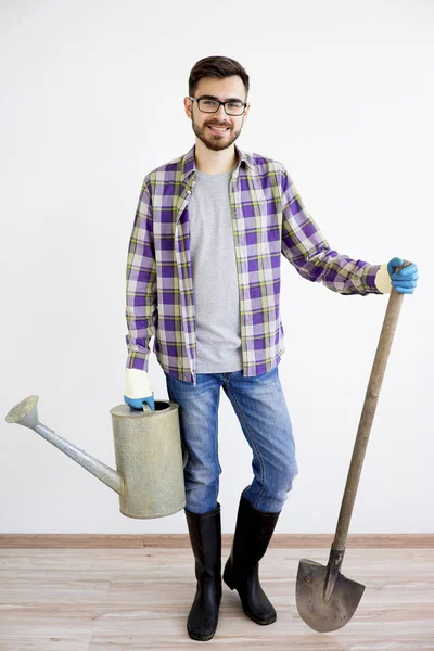シャベルを持つ男性庭師 — ストック写真