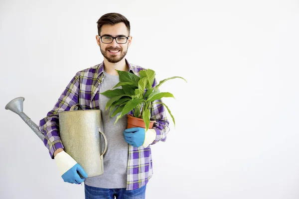 Jardinero masculino con una olla de riego —  Fotos de Stock