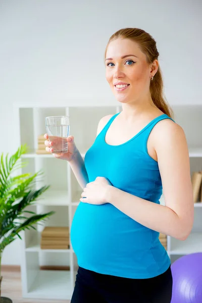妊婦は水を飲んで — ストック写真