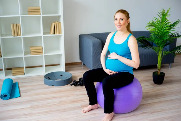 Doğum öncesi egzersizleri evde — Stok fotoğraf