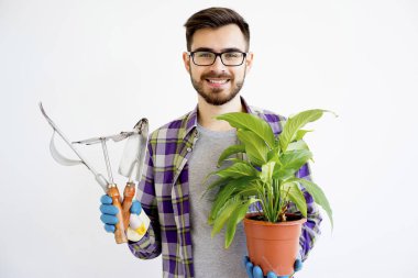 Araçları ile erkek bahçıvan