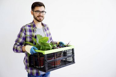 bitkiler ile erkek bahçıvan