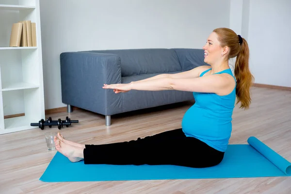 Hamile bir kadın için fiziksel egzersizler — Stok fotoğraf
