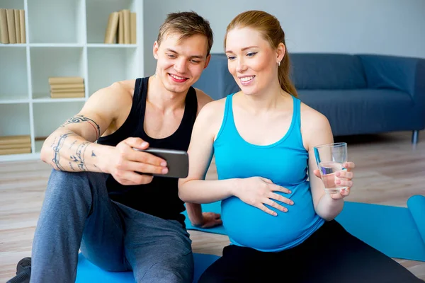 Kobieta w ciąży robi ćwiczenia z mężem — Zdjęcie stockowe