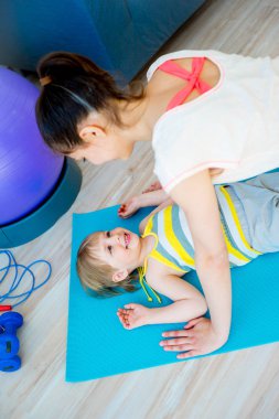 Anne egzersizleri yapıyor