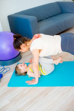 Anne egzersizleri yapıyor