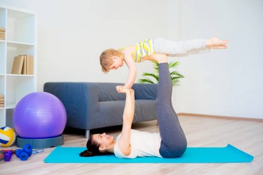 Anne egzersizleri yapıyor